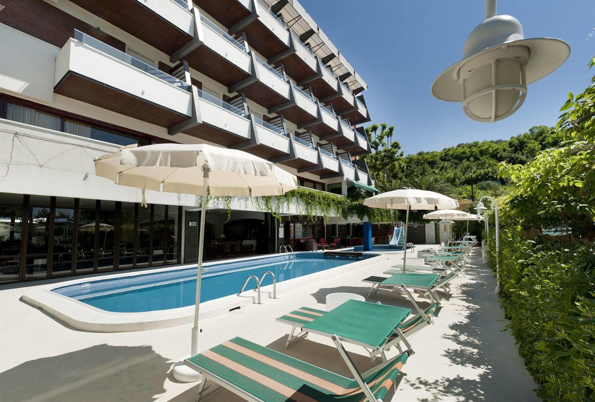 Hotel Alexander Gabicce Mare Exterior foto